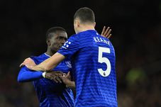 A&#537;a ceva nu s-a mai v&#259;zut de mult&#259; vreme &icirc;n Europa: cartona&#537; ro&#537;u &icirc;n Premier League pentru c&#259; &#537;i-a p&#259;lmuit coechipierul!