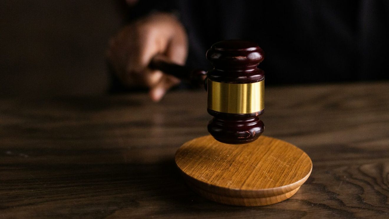A venit decizia judecătorilor în cazul obsedatului care a hărțuit-o pe fiica lui Gigi Becali. I-au pus brățară electronică, dar Luțu tot rămâne bodyguard de lux