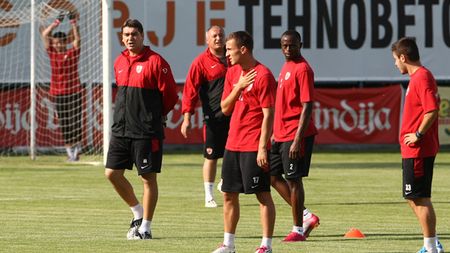 Ultimele două mutări de la Dinamo, ironizate de 'Mister':** 'Santana a fost un jucător de tenis' Dinu, despre "urgențele" lui Ciobotariu