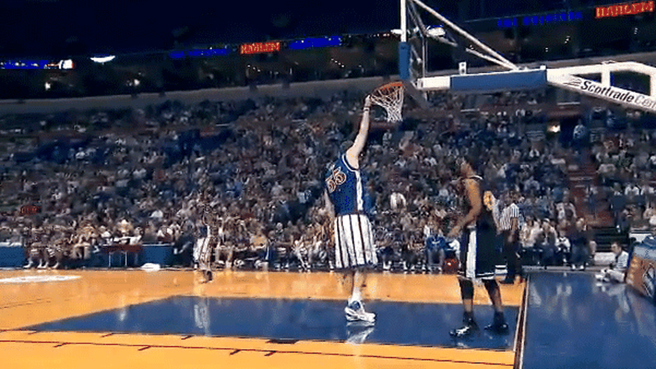 GIGANTIC! ** VIDEO/ E poreclit "Tiny" și e cel mai înalt sportiv din lume: dă "slam dunk" de pe picioare