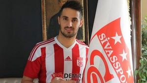 Dinamo, aproape de o super-mutare: „S-a interesat despre ce se întâmplă la club!” De ce a căzut transferul fostului atacant de la Benfica și Steaua Roșie