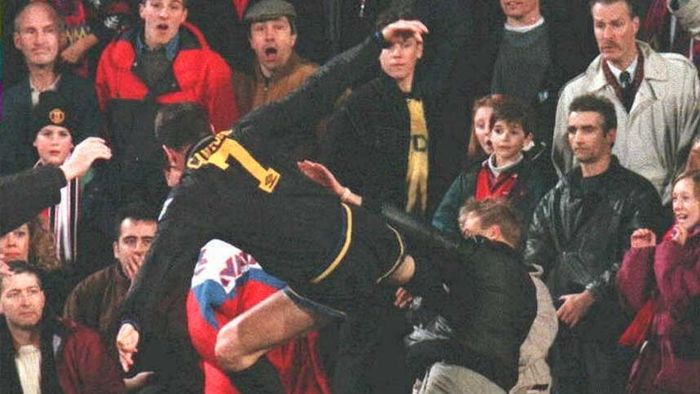 GENIAL! "SECRETUL" din spatele celei mai ciudate declarații din istoria Premier League!** Cum a lăsat Cantona o sală întreagă fără replică și ce a vrut să spună de fapt