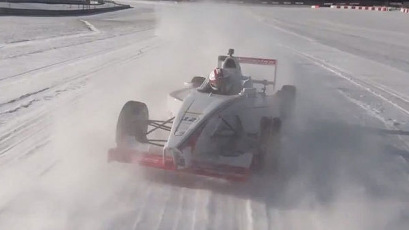 VIDEO SPECTACULOS!** Nu vedeți asta prea des! Cum se comportă pe zăpadă un bolid de F2