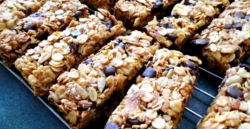 Batoane de cereale cu ciocolată. O rețetă sănătoasă și energizantă