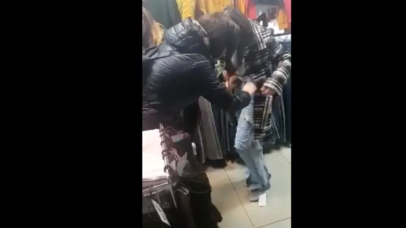 VIDEO | O fată din Teleorman, lovită și dezbrăcată după ce a furat dintr-un magazin
