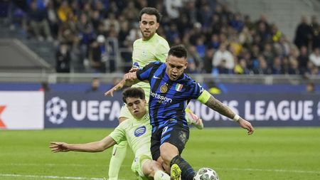 Fază controversată în Inter - Barcelona: arbitrul a dictat penalty, cu VAR, după intrarea lui Cubarsi asupra lui Lautaro Martinez