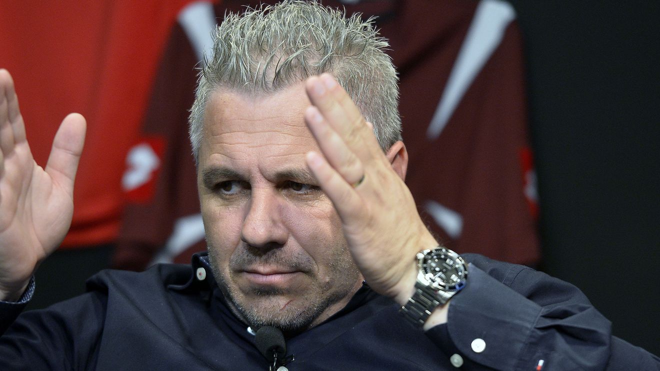 Înfrânt și supărat. Șumudică a reacționat după ce s-a spus că e în pericol să fie demis și i-a luat apărarea lui Budescu: "Când ne-a câștigat meciuri a fost bine..."