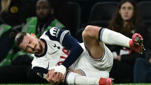 Radu Drăguşin, accidentare gravă în Tottenham - Elfsborg! A fost schimbat după doar 20 de minute cu probleme la genunchi