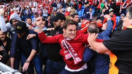 Fanii Sevillei și ai lui Liverpool s-au bătut înaintea finalei de la Basel. VIDEO | Momentul în care suporterii "cormoranilor" au început "distracția"