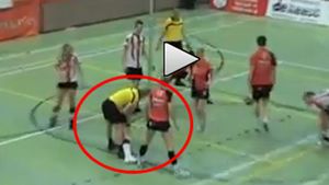 VIDEO Cea mai perversă "greșeală de arbitraj"! Faza care a lăsat o sală întreagă mască