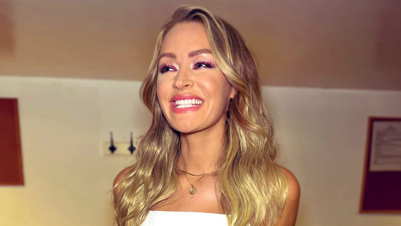 Prezentatoarea de la EURO l-a „îmblânzit” pe un celebru donjuan, fost participant la „Insula Iubirii”. GALERIE FOTO