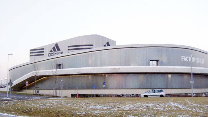 Derby-ul coloșilor din industria articolelor sportive continuă. Din pustietatea Bavariei, Adidas luptă pentru a rămâne în top