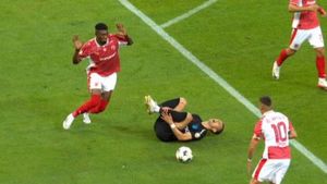 Fază controversată la penalty-ul acordat de Feşnic, arbitrul lăudat de Becali, pentru FCSB! Dinamoviştii au contestat vehement lovitura liberă acordată anterior