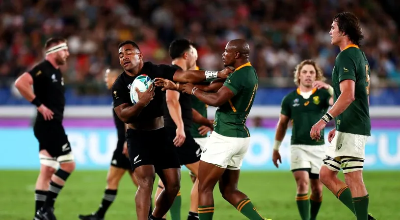 Noua Zeelandă a câștigat bătălia titanilor cu Africa de Sud în a doua zi a Cupei Mondiale. Patru minute de sclipire au fost suficiente pentru All Blacks pentru a decide jocul