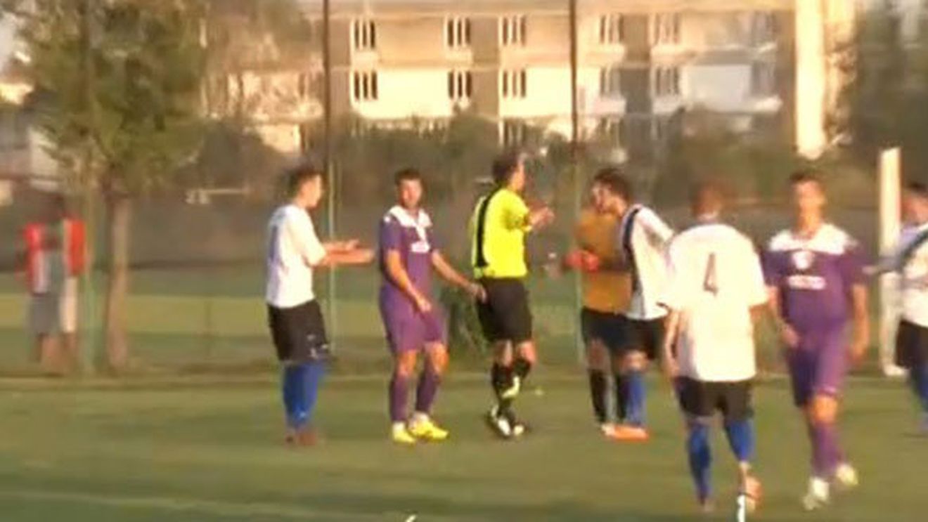 VIDEO | Decizie ciudată în Liga 3 din România. Un jucător a fost eliminat după ce a degajat o minge în afara terenului
