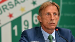 Cornel Dinu: "Daum are o față de Fuhrer tăvălit, după ce explodează grenada și se varsă benzina peste el!" De ce "nu poate fi niciodată" la nivelul lui Mircea Lucescu