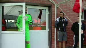 Mihai Mincă a ajuns pe prima pagină a ziarelor din Anglia! VIDEO | Portarul a oferit unul dintre cele mai ciudate momente ale sezonului în Liga 1
