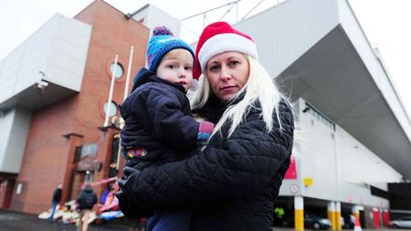 O mamă și fiul său în vârstă de doi ani, dați afară de pe stadionul lui Liverpool, la pauza meciului! "M-am simțit ca un criminal!"