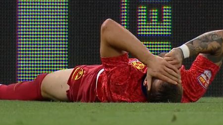 Ovidiu Popescu, umplut de sânge de Nicușor Bancu. Mijlocașul a avut nevoie de îngrijiri medicale | FOTO