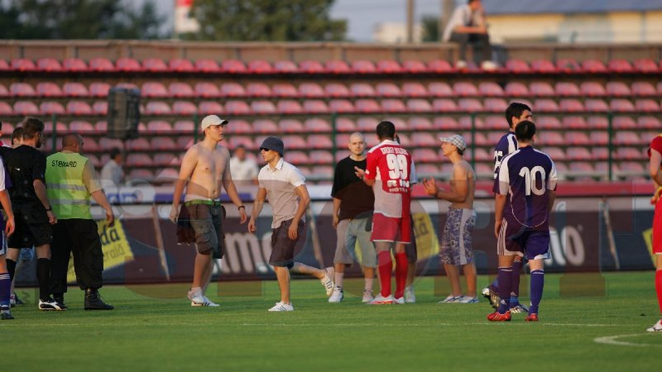 Galeria dinamovistă,** evacuată după ce fanii au pătruns pe gazon!