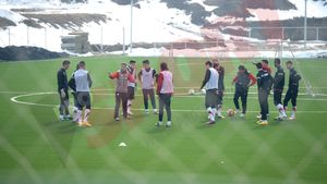 Dinamo nu are unde să se antreneze. La Săftica e noroi, miercuri s-a mers în sală, iar joi, "câinii" se vor pregăti în comuna 1 Decembrie. Dinamo 2 a ajuns la Cernica