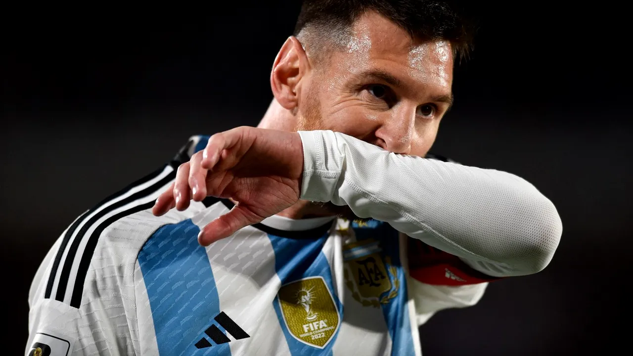 Leo Messi e scuipat pe teren de un adversar! Imaginile fac înconjurul lumii, iar reacția starului argentinian e umilitoare pentru cel care a făcut gestul grotesc | VIDEO