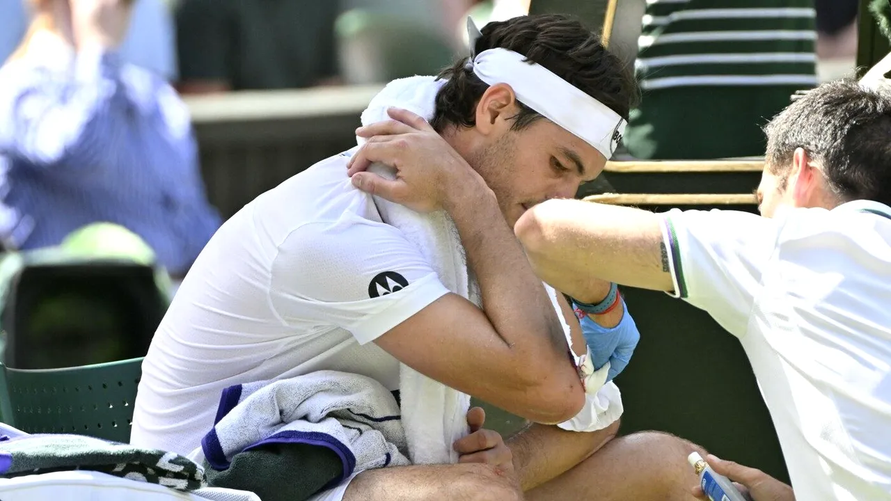 Alarmă pe „centralul” de la Wimbledon: meci întrerupt de 4 ori! Jucătorul a început să sângereze, iar unui spectator i s-a făcut rău