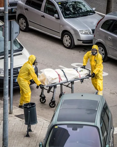 O familie din Sibiu a cerut să-și dezgroape ruda decedată de COVID-19 pentru a o îmbrăca și a-i face slujba de înmormântare. Reacția autorităților
