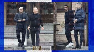 Primele imagini cu Dan Petrescu, după moartea mamei sale. Antrenorul lui CFR Cluj, răvășit la parastas: Gigi Nețoiu, Camora și un preot au fost printre cei prezenți