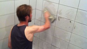 România nu poate, dar Insulele Feroe da! Cum e construită echipa minune din Liga Campionilor, care e din ce în ce mai aproape de grupe: unul e zidar și repară băi, altul e director și stă 8 ore pe scaun!