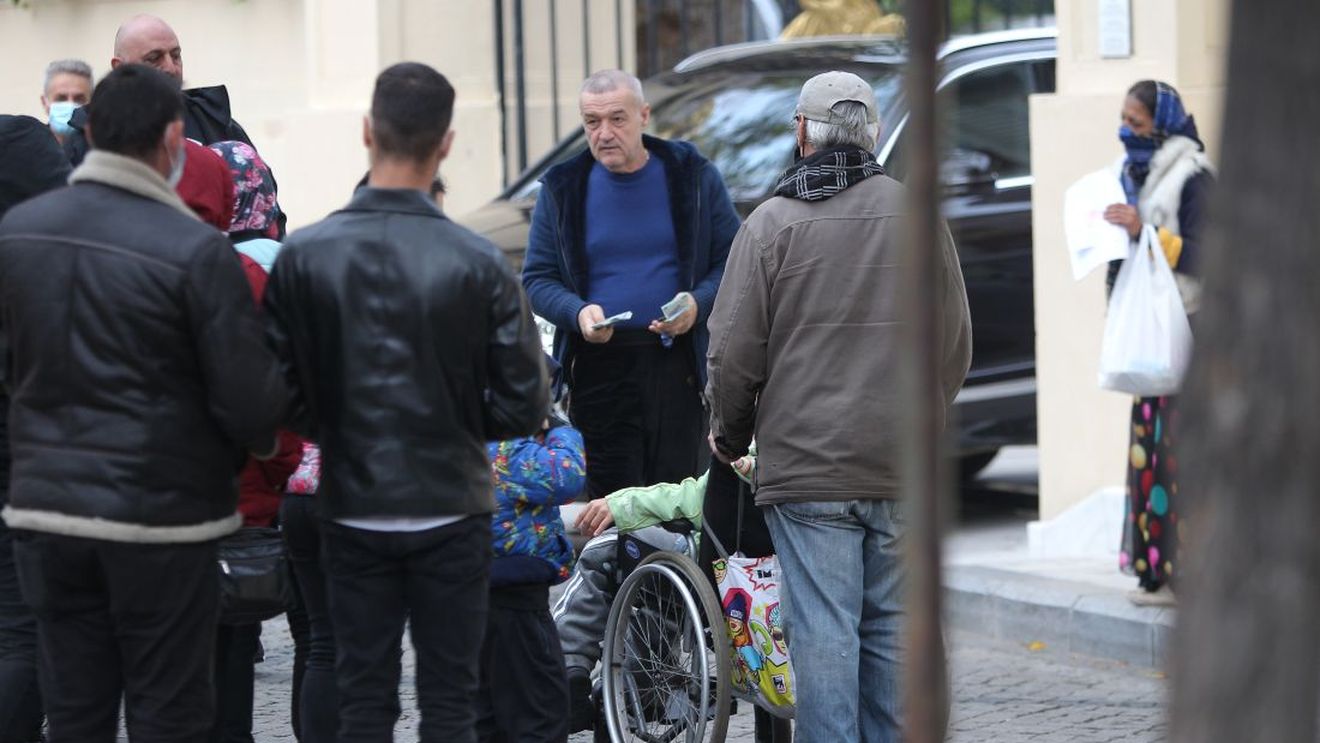 Gigi Becali a împărțit teancuri de sute de lei nevoiașilor sosiți la „Palat” | GALERIE FOTO