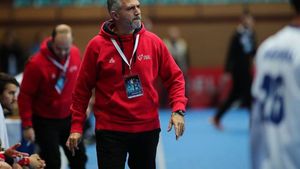 Un fost antrenor al echipei CSM București a produs o surpriză uriașă în a doua zi a Campionatului European de Handbal. „Experții” își pun deja problema dacă prind Top 12