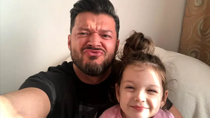 Copie la indigo! Fetița lui Victor Slav seamănă perfect cu el, așa cum arăta prezentatorul TV în copilărie