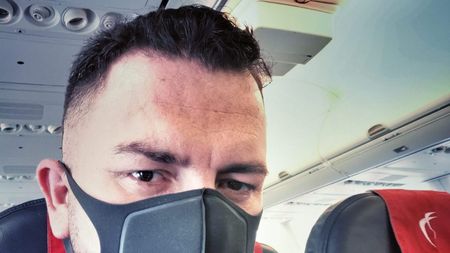 Paul Siserman a călătorit în același avion cu jucătorii de la CFR Cluj infectați cu COVID-19 și îi desființează. „Unii nu purtau măști. Au 11 cazuri, iar eu am familie. Nenorociților!”
