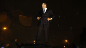 Becali a făcut din nou SHOW: **"Fanii mi-au cerut să mă urc pe mașină și să strig!" UITE ce a scandat alături de suporteri!