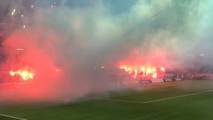 VIDEO | Incidente grave în Cupa Suediei, la derby-ul orașului Goteborg. Fanii au aruncat zeci de artificii în teren, iar portarul oaspeților a fost rănit. Decizia arbitrului