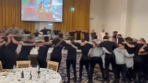 S-a declanşat nebunia în hotelul unde e cazată FCSB la Cluj! Imagini fabuloase cu bucuria fotbaliştilor lui Gigi Becali, după ce au câştigat matematic titlul