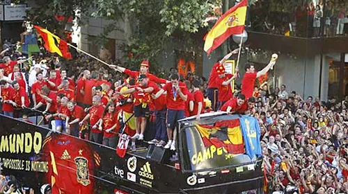 Armada de aur! FOTO ȘI VIDEO** Campionii mondiali au ajuns acasă! Casillas a prezentat trofeul