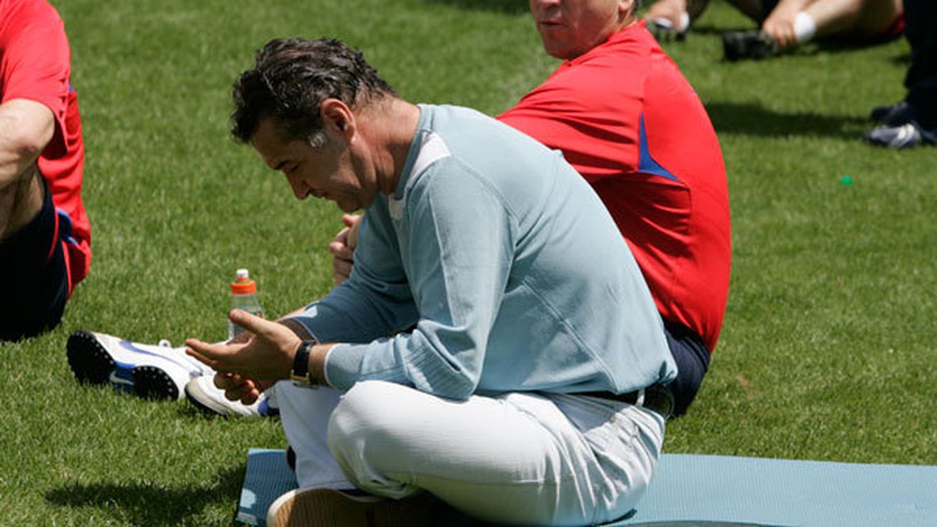 FOTO** Becali, luat din nou la mișto de străini! I-au făcut profil de ANTRENOR! :) Vezi ce date i-au trecut!