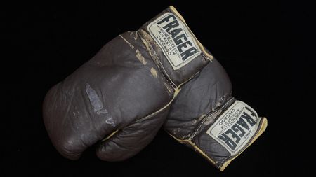 Mănușile folosite de Muhammad Ali în "Lupta secolului" scoase la licitație