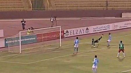 INCREDIBIL! Ce a vrut să facă portarul!? A apărat șutul, dar și-a dat autogol din foarfecă. VIDEO Faza săptămânii
