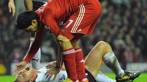 VIDEO Dureroasă revenire: ** La primul meci după 2 luni, Suarez a făcut GROGGY un adversar. Imagine ȘOC pe Anfield!