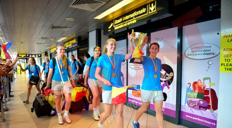 FOTO | Campioanele mondiale au sosit acasă și au fost primite pe aeroport de peste 100 de oameni. Secundul Kozma, după prezentarea trofeului: 