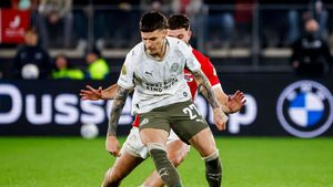 Dennis Man l-a dat pe spate pe colegul său de la PSV: „E fantastic”