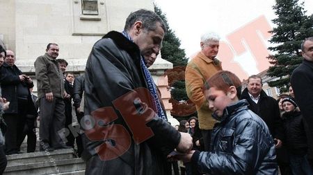 Becali, adulat la biserică,** înjurat la oficială!