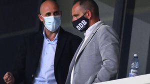 Spaniolii din conducerea lui Dinamo, puși la zid. „Oamenii trebuie să justifice proveniența banilor. FRF-ul ce zice?"