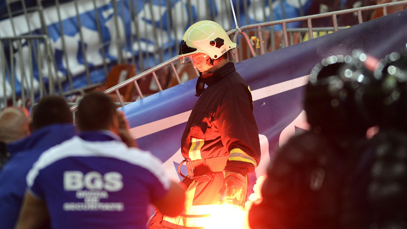 Ultrașii români pregăteau INFERNUL pentru Budapesta! Un fan din București, prins cu 126 de torțe în portbagaj