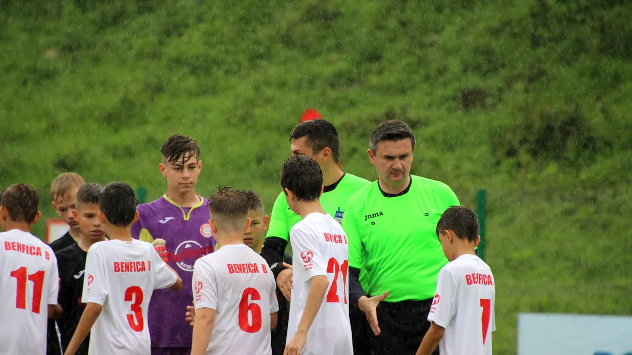 Cristi Balaj a arbitrat copiii de la Țara Hațegului Junior's Cup pe o ploaie mocănească și le-a oferit 50 de mingi