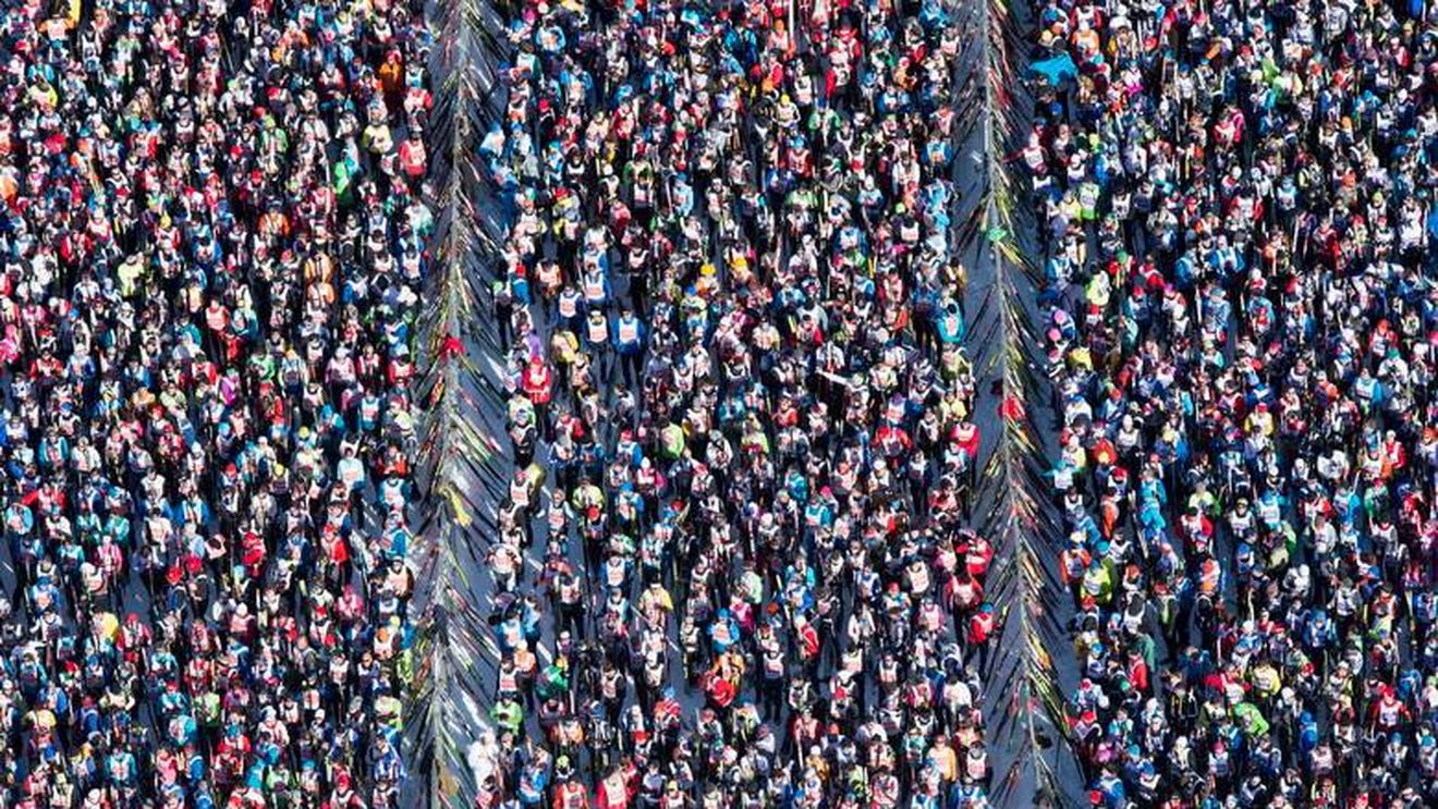 IMAGINEA ZILEI | Gata de start? Mii de participanți se pregătesc pentru a porni într-un maraton de schi fond în sud-estul Elveției