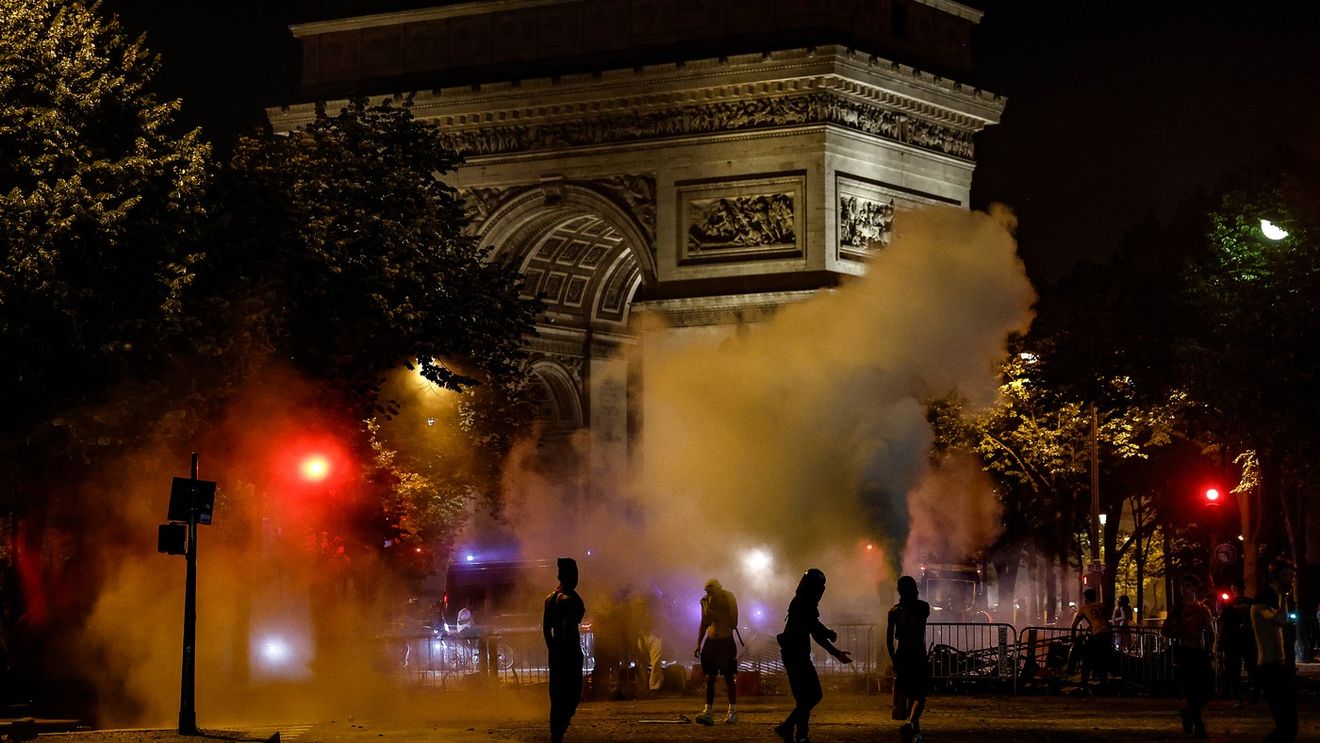 Noi imagini halucinante de la Paris! Fanii PSG au dat foc orașului, au vandalizat magazine și au atacat femei în mașinile lor: 416 ARESTAȚI!
